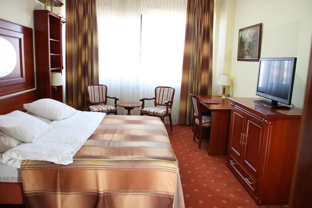 Hotel Galleria Суботица Экстерьер фото