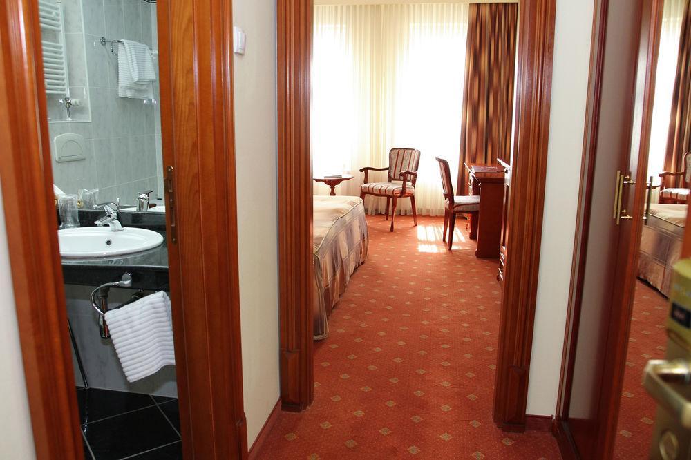Hotel Galleria Суботица Экстерьер фото